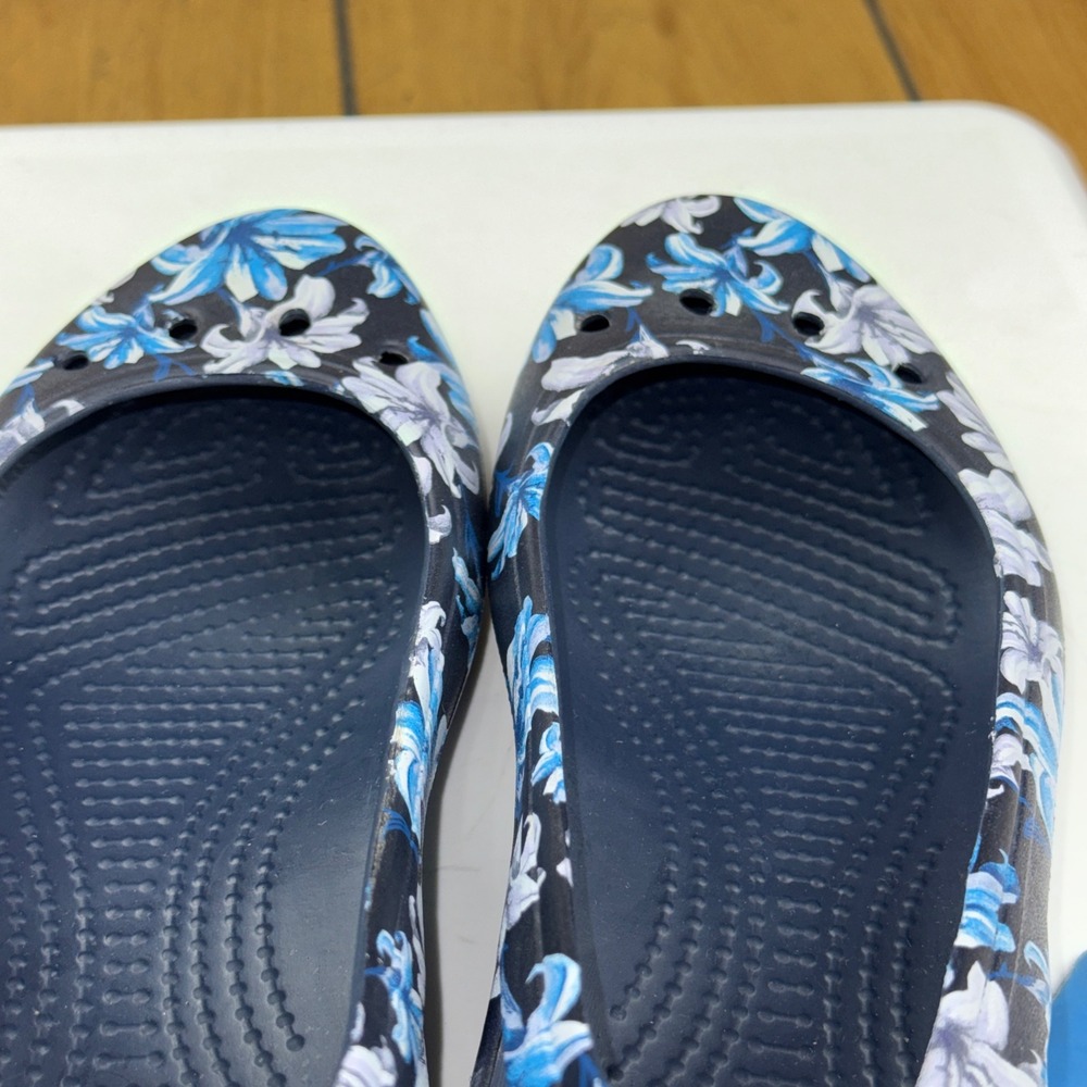 Crocs Kadee Floral Flats Navy Blue White Lily Print Slip On Shoes Womens 7 - Picture 6 of 15